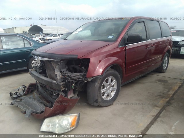 2A4RR2D14AR436900 - 2010 CHRYSLER TOWN & COUNTRY LX RED photo 2