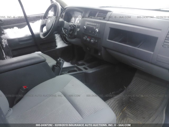 1D7RW3GK2BS620764 - 2011 DODGE DAKOTA SLT WHITE photo 5