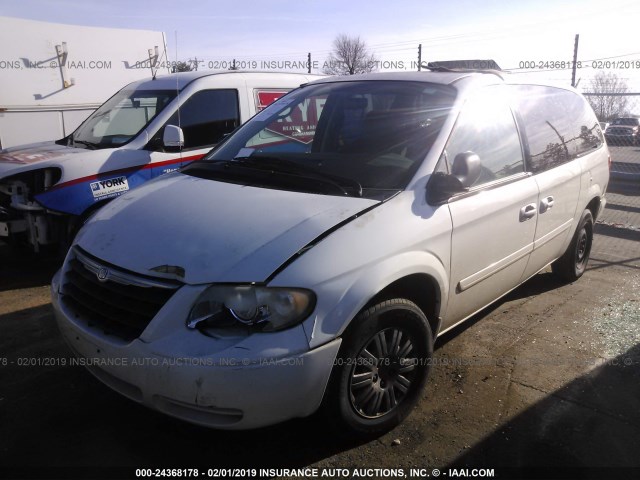 2C4GP44R15R384135 - 2005 CHRYSLER TOWN & COUNTRY LX WHITE photo 2