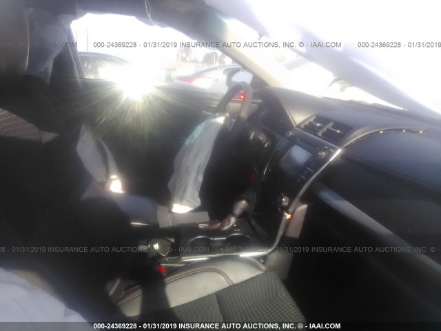 4T1BF1FKXFU488019 - 2015 TOYOTA CAMRY LE/XLE/SE/XSE WHITE photo 5