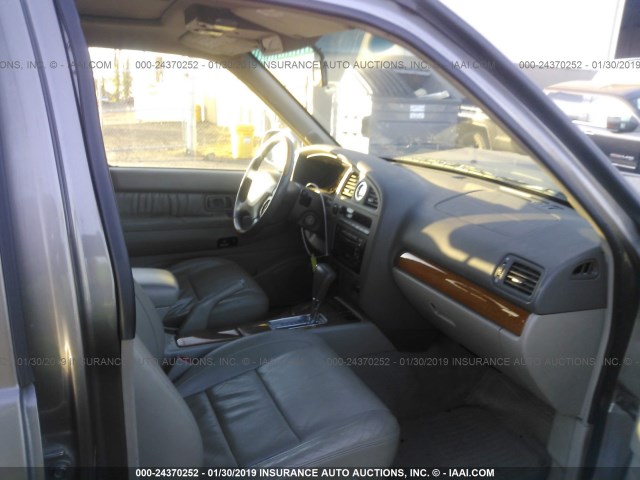 JNRDR09Y82W252840 - 2002 INFINITI QX4 GOLD photo 5