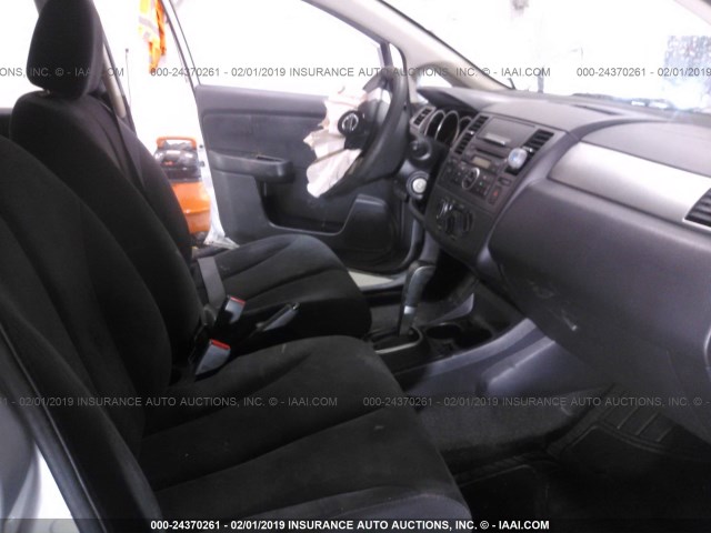 3N1BC13EX8L404079 - 2008 NISSAN VERSA S/SL SILVER photo 5