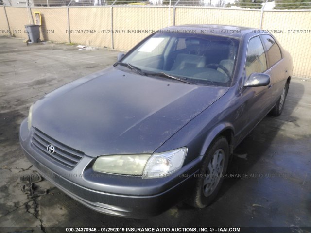 JT2BF22K7X0220661 - 1999 TOYOTA CAMRY LE/XLE Сұр фото 2