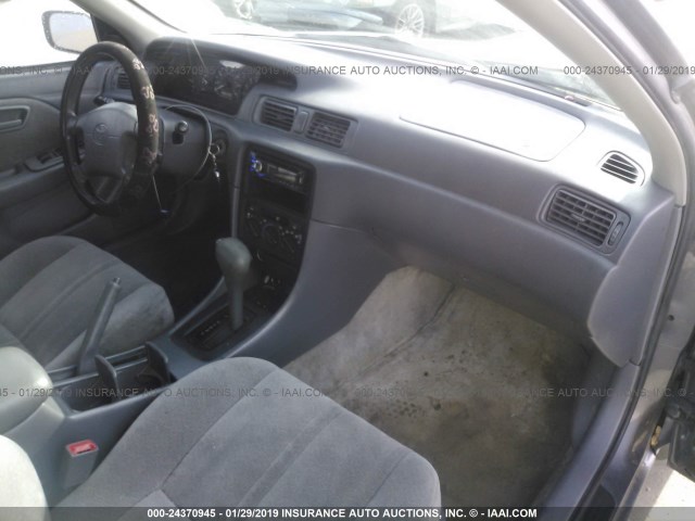 JT2BF22K7X0220661 - 1999 TOYOTA CAMRY LE/XLE Сұр фото 5