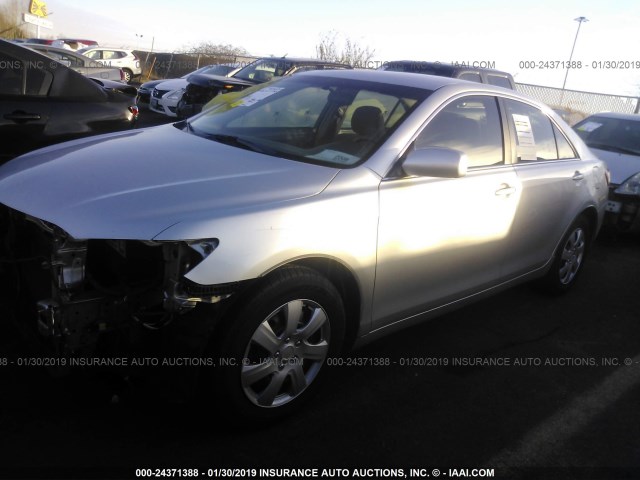 4T4BE46KX8R018571 - 2008 TOYOTA CAMRY CE/LE/XLE/SE SILVER photo 2