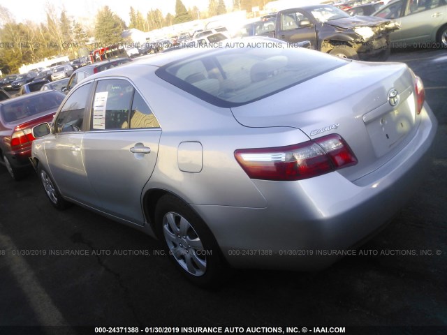 4T4BE46KX8R018571 - 2008 TOYOTA CAMRY CE/LE/XLE/SE SILVER photo 3