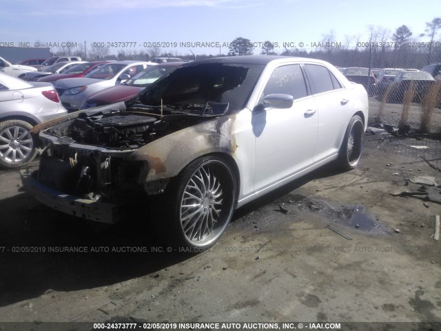 2C3CCAET8DH630402 - 2013 CHRYSLER 300C WHITE photo 2