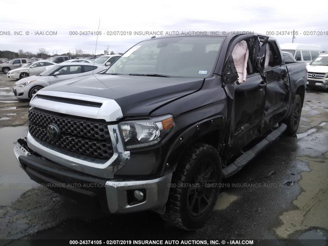 5TFEM5F17JX133600 - 2018 TOYOTA TUNDRA CREWMAX SR5 BLACK photo 2