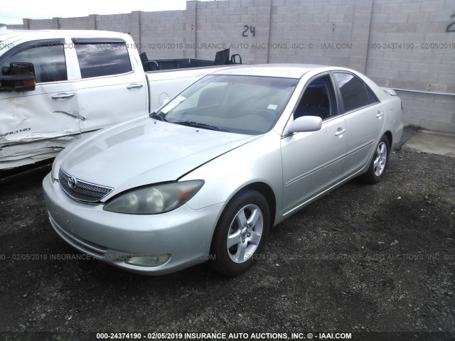 JTDBF30KX20066066 - 2002 TOYOTA CAMRY LE/XLE/SE SILVER photo 2