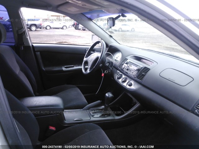 JTDBF30KX20066066 - 2002 TOYOTA CAMRY LE/XLE/SE SILVER photo 5