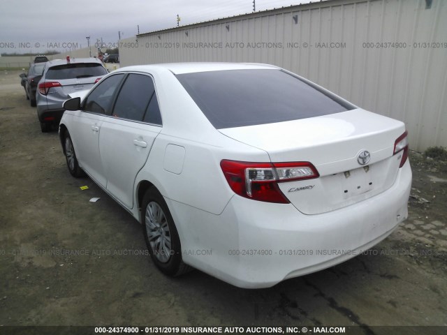 4T4BF1FK9ER418242 - 2014 TOYOTA CAMRY L/SE/LE/XLE WHITE photo 3