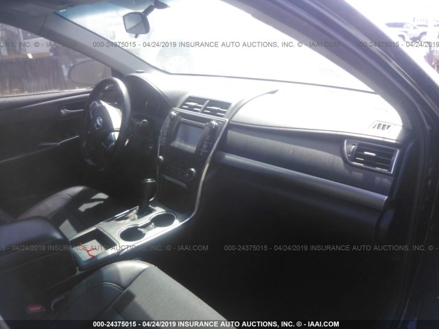 4T1BF1FK1GU192422 - 2016 TOYOTA CAMRY LE/XLE/SE/XSE შავი ფოტო 5