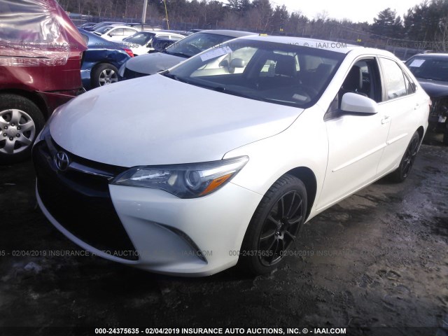 4T1BF1FK7FU499348 - 2015 TOYOTA CAMRY LE/XLE/SE/XSE WHITE photo 2