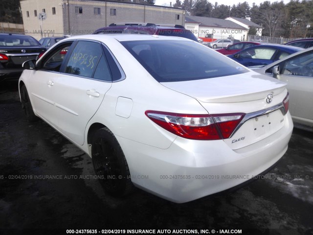 4T1BF1FK7FU499348 - 2015 TOYOTA CAMRY LE/XLE/SE/XSE WHITE photo 3