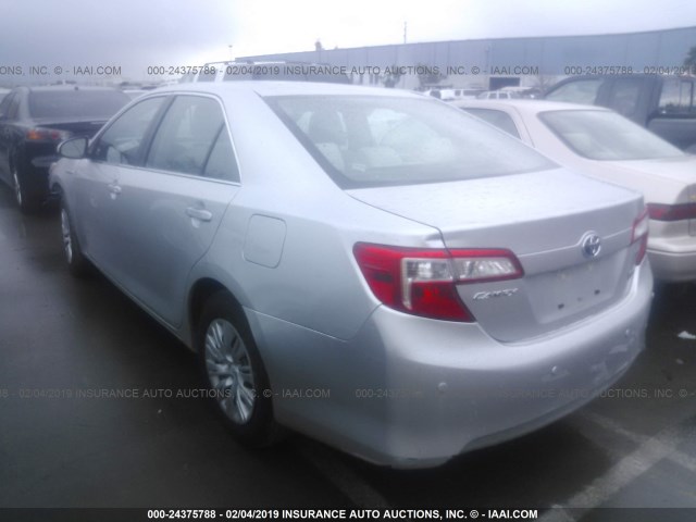 4T1BD1FK5CU061347 - 2012 TOYOTA CAMRY HYBRID/LE/XLE SILVER photo 3