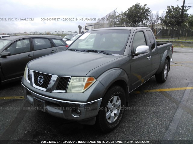 1N6AD06U06C449380 - 2006 NISSAN FRONTIER KING CAB LE/SE/OFF ROAD GRAY photo 2