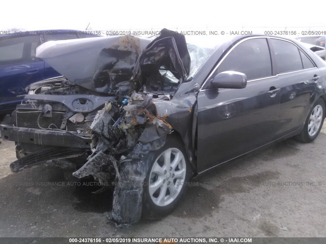 4T4BF3EK0BR200652 - 2011 TOYOTA CAMRY SE/LE/XLE 灰色 照片 2