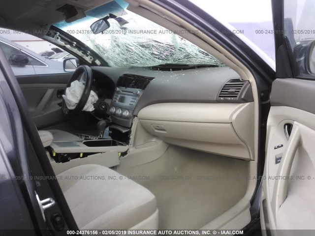 4T4BF3EK0BR200652 - 2011 TOYOTA CAMRY SE/LE/XLE 灰色 照片 5