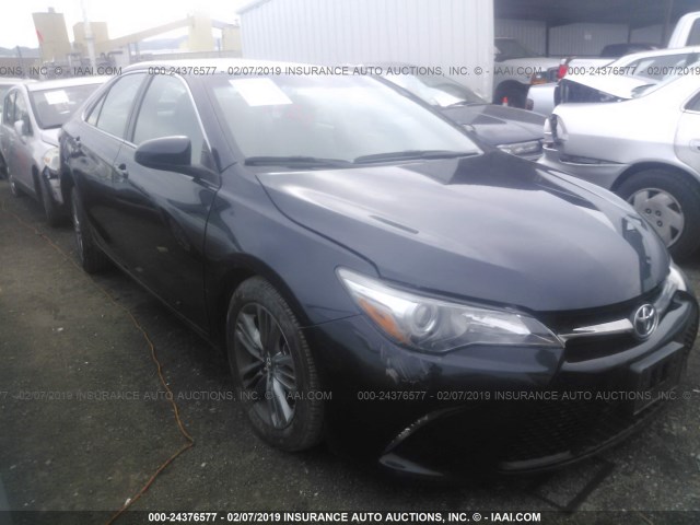 4T1BF1FK7HU381027 - 2017 TOYOTA CAMRY LE/XLE/SE/XSE 灰色 照片 1