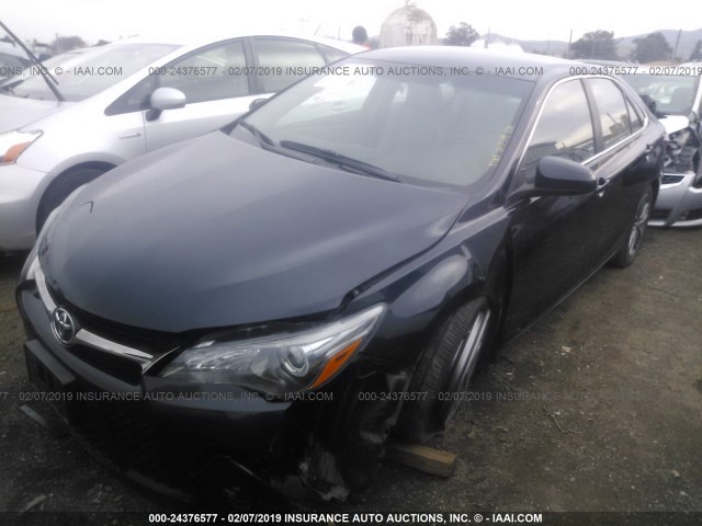 4T1BF1FK7HU381027 - 2017 TOYOTA CAMRY LE/XLE/SE/XSE 灰色 照片 2