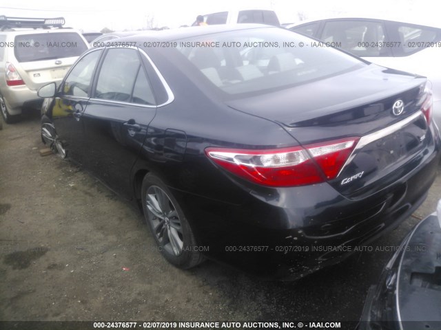 4T1BF1FK7HU381027 - 2017 TOYOTA CAMRY LE/XLE/SE/XSE 灰色 照片 3