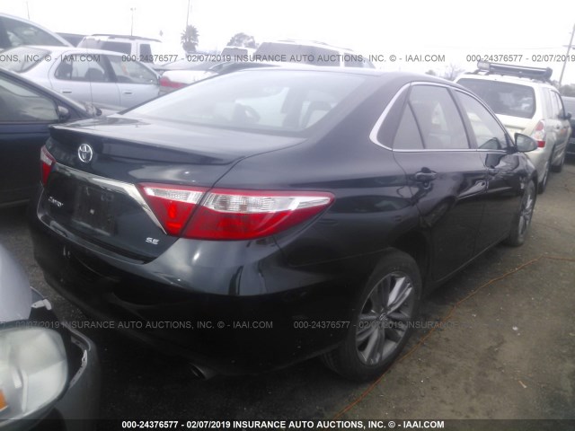 4T1BF1FK7HU381027 - 2017 TOYOTA CAMRY LE/XLE/SE/XSE 灰色 照片 4