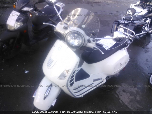 ZAPM459LX95600054 - 2009 VESPA GTS 250 WHITE photo 2