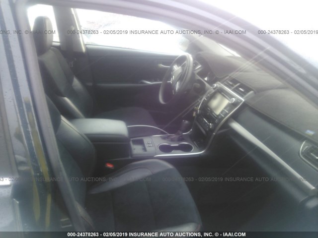 4T1BF1FKXHU319203 - 2017 TOYOTA CAMRY LE/XLE/SE/XSE მწვანე ფოტო 5