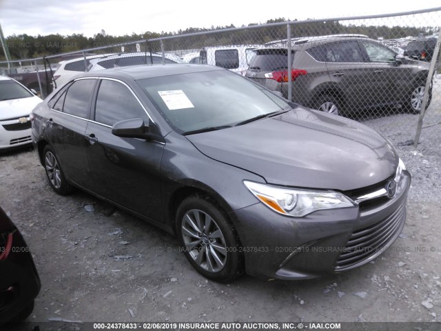 4T1BF1FK0HU715768 - 2017 TOYOTA CAMRY LE/XLE/SE/XSE ნაცრისფერი ფოტო 1