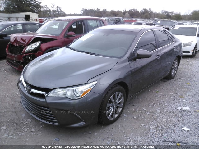 4T1BF1FK0HU715768 - 2017 TOYOTA CAMRY LE/XLE/SE/XSE ნაცრისფერი ფოტო 2