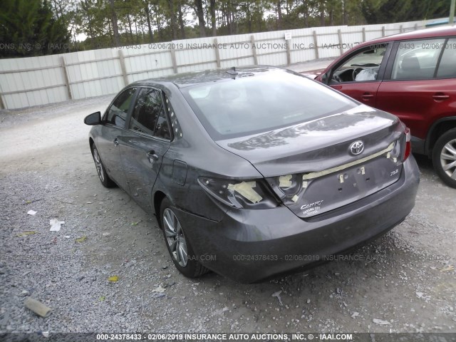 4T1BF1FK0HU715768 - 2017 TOYOTA CAMRY LE/XLE/SE/XSE ნაცრისფერი ფოტო 3