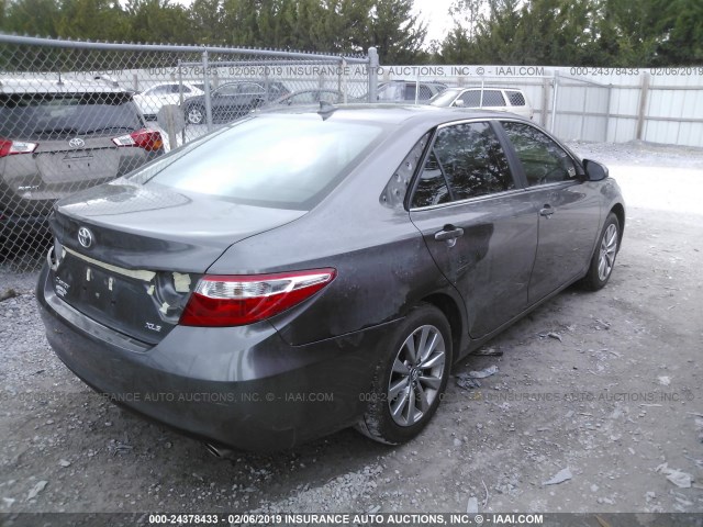 4T1BF1FK0HU715768 - 2017 TOYOTA CAMRY LE/XLE/SE/XSE ნაცრისფერი ფოტო 4