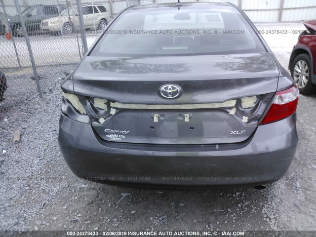 4T1BF1FK0HU715768 - 2017 TOYOTA CAMRY LE/XLE/SE/XSE ნაცრისფერი ფოტო 6