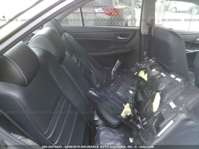 4T1BF1FK0HU715768 - 2017 TOYOTA CAMRY LE/XLE/SE/XSE ნაცრისფერი ფოტო 8