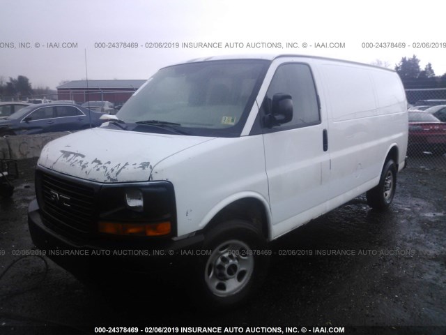 1GTGG25U051107262 - 2005 GMC SAVANA G2500 WHITE photo 2