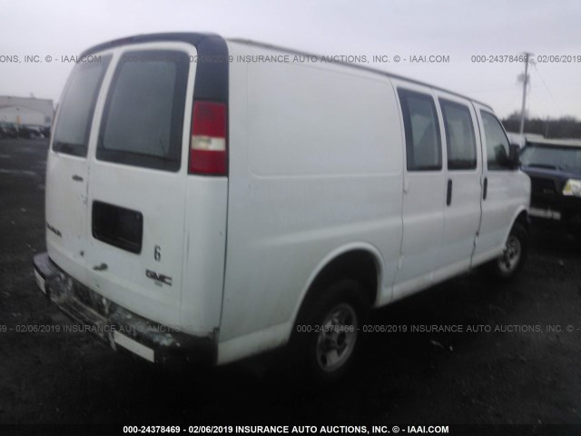 1GTGG25U051107262 - 2005 GMC SAVANA G2500 WHITE photo 4