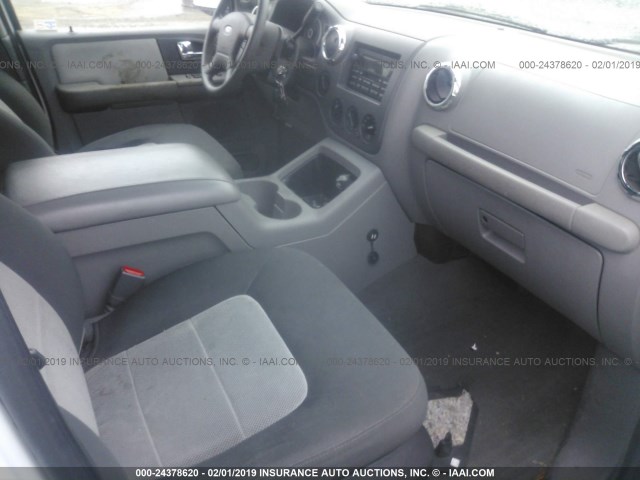 1FMPU16585LA52506 - 2005 FORD EXPEDITION XLT WHITE photo 5