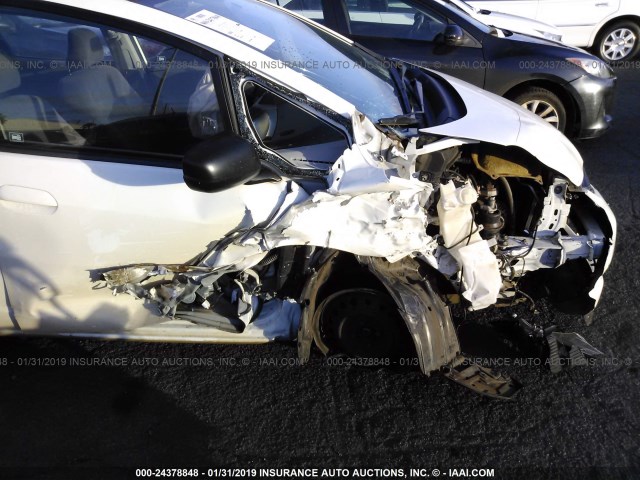 JHMGE8H3XBS009601 - 2011 HONDA FIT WHITE photo 6