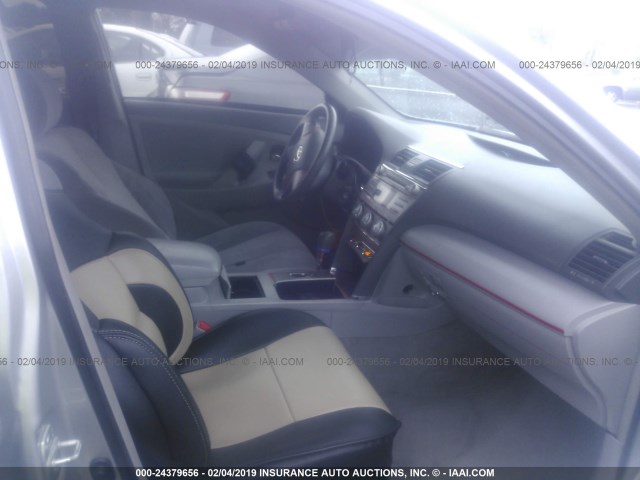 4T4BF3EK3AR040460 - 2010 TOYOTA CAMRY SE/LE/XLE SILVER photo 5
