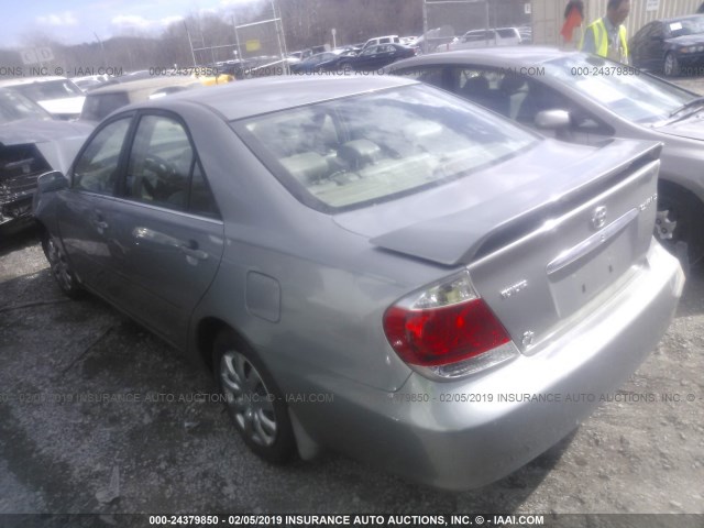 JTDBE30K263057109 - 2006 TOYOTA CAMRY LE/XLE SILVER photo 3