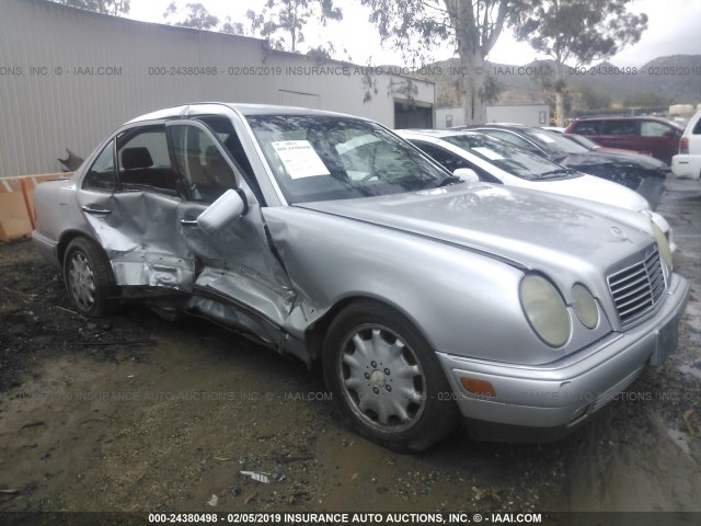 WDBJF55F3VJ032616 - 1997 MERCEDES-BENZ E 320 SILVER photo 1