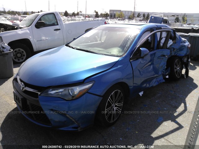 4T1BF1FK3GU570062 - 2016 TOYOTA CAMRY LE/XLE/SE/XSE 蓝色 照片 2