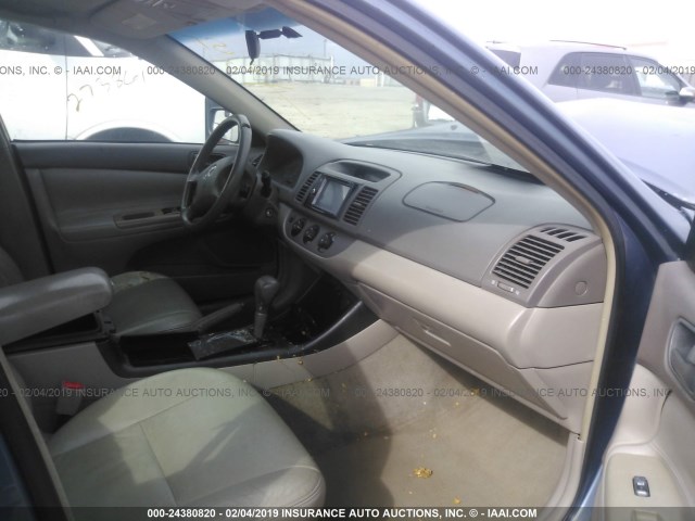 4T1BE32K92U575828 - 2002 TOYOTA CAMRY LE/XLE/SE BLUE photo 5