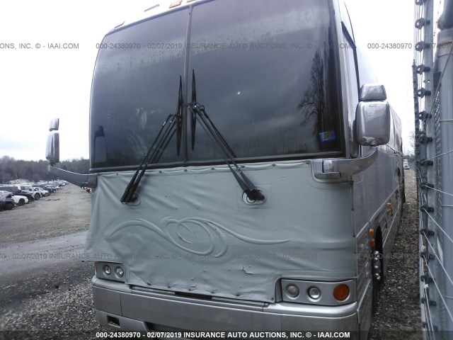 2PCY3349621027800 - 2002 PREVOST BUS SILVER photo 2