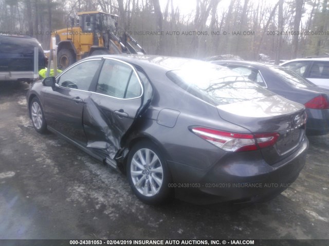 4T1B11HK0JU629717 - 2018 TOYOTA CAMRY L/LE/XLE/SE/XSE GRAY photo 3