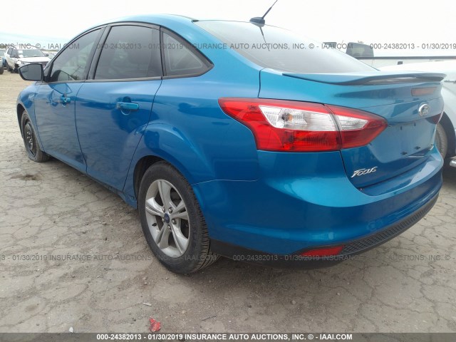 1FAHP3F28CL415195 - 2012 FORD FOCUS BLUE photo 3