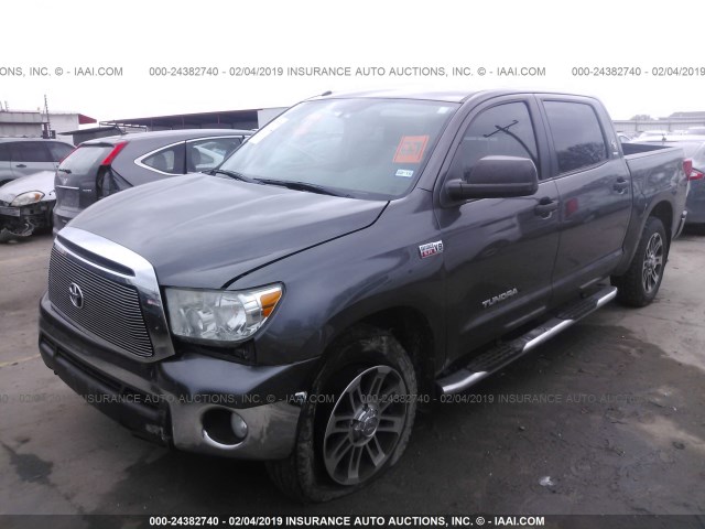 5TFEY5F13CX130992 - 2012 TOYOTA TUNDRA CREWMAX SR5 GRAY photo 2