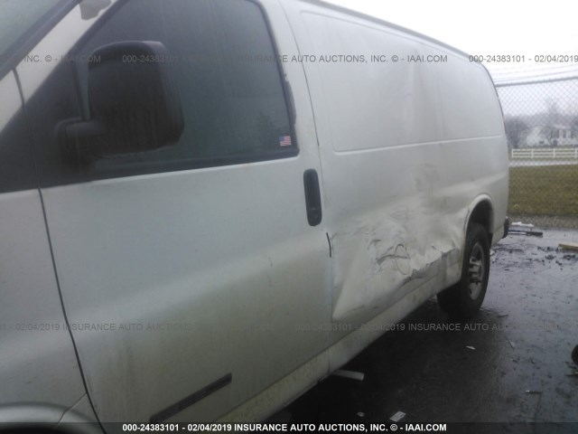 1GTGG25V351200835 - 2005 GMC SAVANA G2500 WHITE photo 6