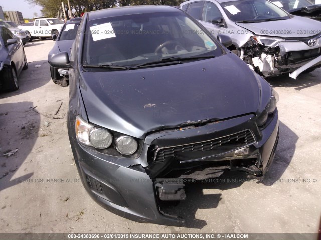 1G1JA5SH9D4149774 - 2013 CHEVROLET SONIC LS 灰色 照片 6