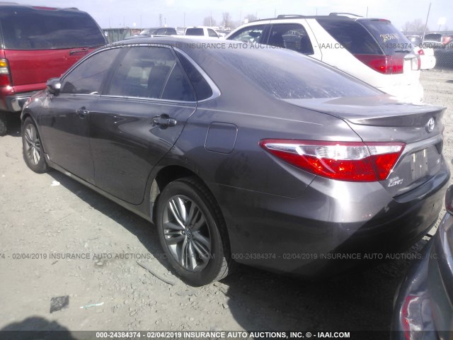 4T1BF1FK2FU940576 - 2015 TOYOTA CAMRY LE/XLE/SE/XSE 灰色 照片 3